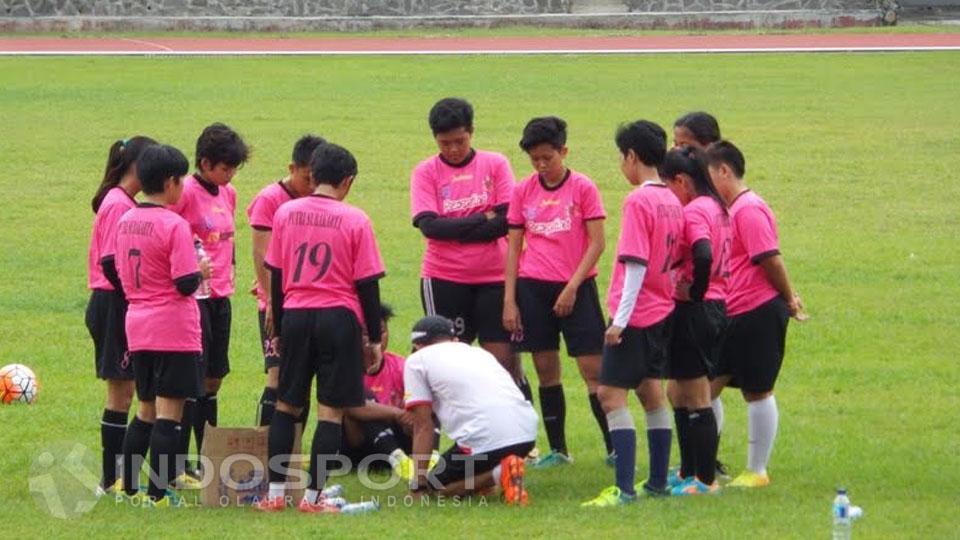 Para pemain sepakbola tim Putri Surakarta saat menerima instruksi arahan dari sang pelatih, saat latihan di Stadion Sriwedari Solo, Senin (26/12/16) sore. - INDOSPORT